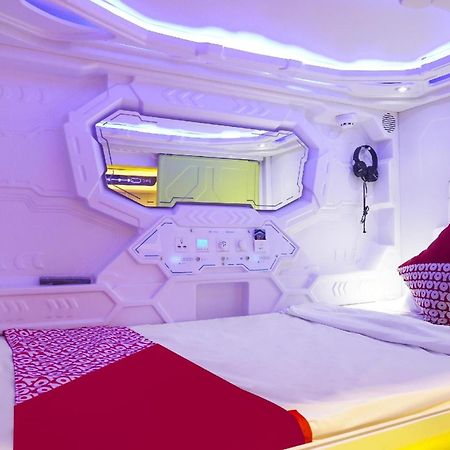 OYO 91328 Fiducia Capsule Hotel Giacarta Esterno foto